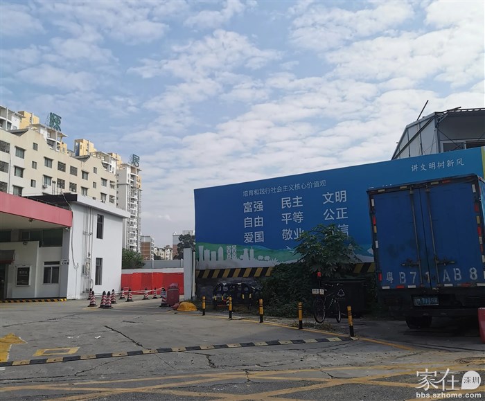 围墙弄的高高的