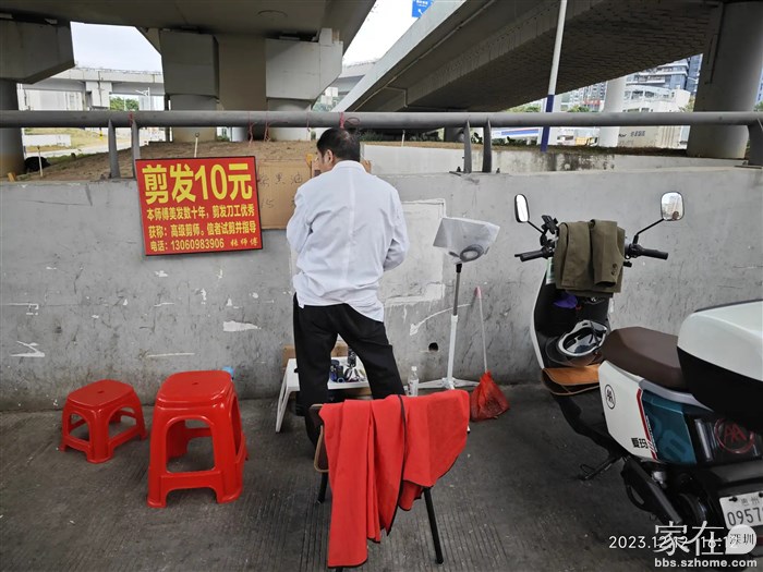 立交桥下剪头发，以前8元现在10元。