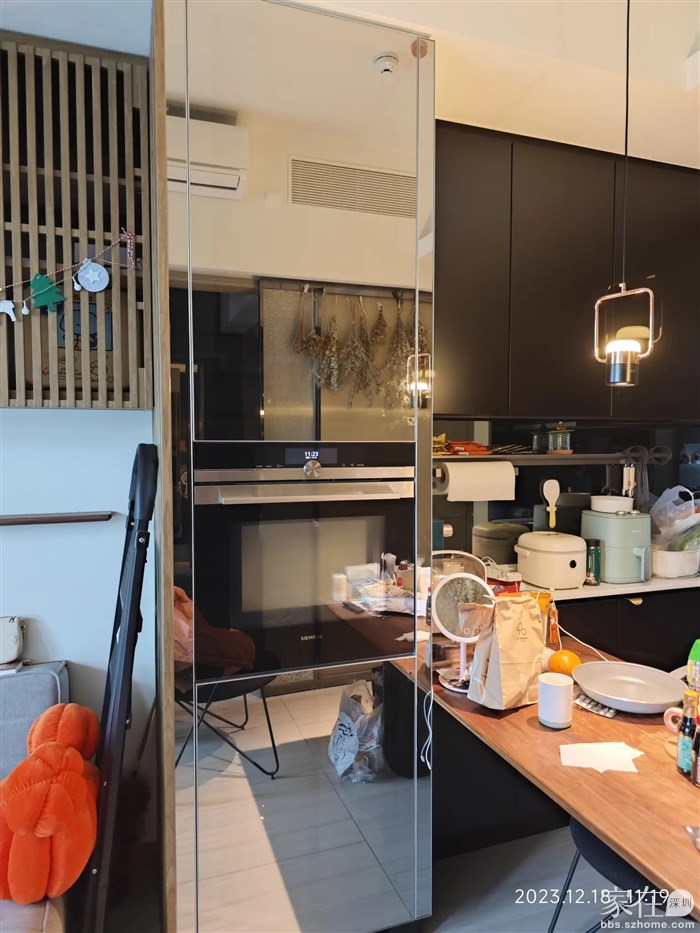 不得不服人家的设计，这么小的房子储物空间足够，连微波炉、酒柜都给你装好成为交房标准。