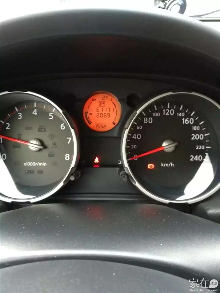 下冰粒时停在露天的车显示温度是2度