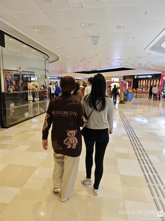 己脱掉了一层衣服。