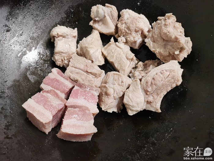 咸肉（南风肉）和鲜排骨焯水捞起。