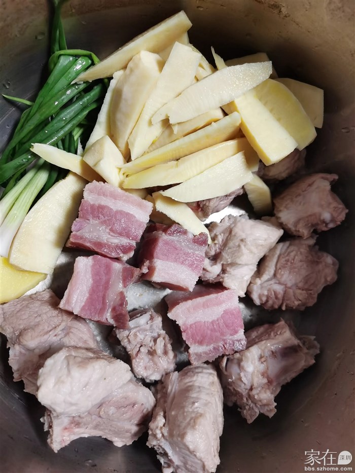 食材放一起，加水慢炖