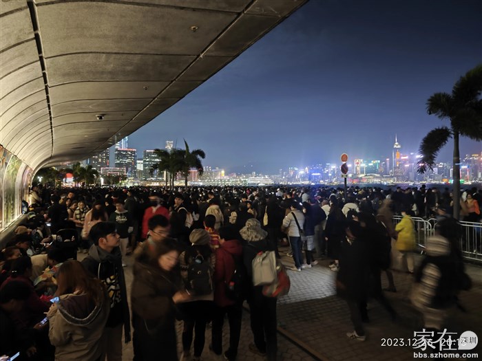 人山人海的维港现场