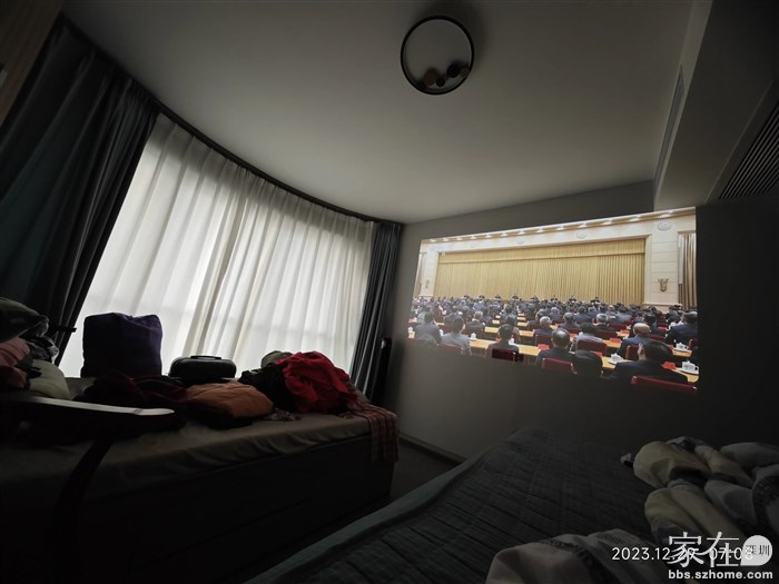 深圳这己不算是我家了，我跟领导只能睡客房。