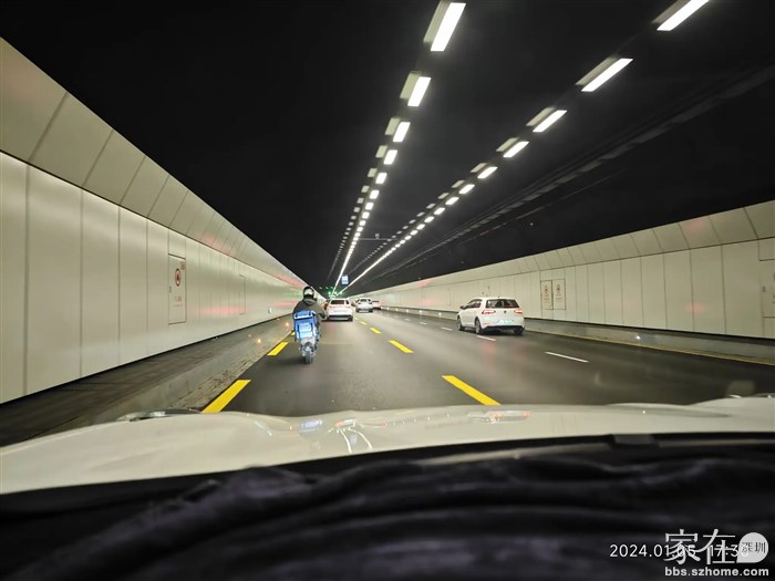 这次电鸡车开的比汽车还快，无牌无保险，一旦发生交通事故咋整。