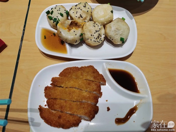 炸猪扒配辣酱油 这个酱汁在我国的粤语地区有另外一个名字——李派林喼（jiē）汁。