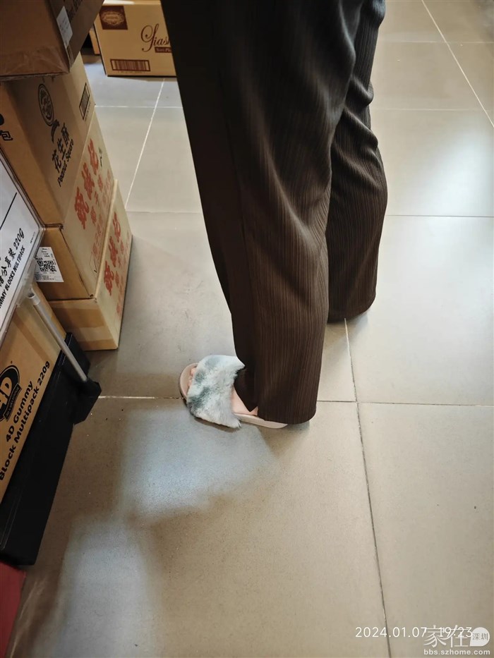 丫头穿个拖鞋就下楼吃饭逛超市
