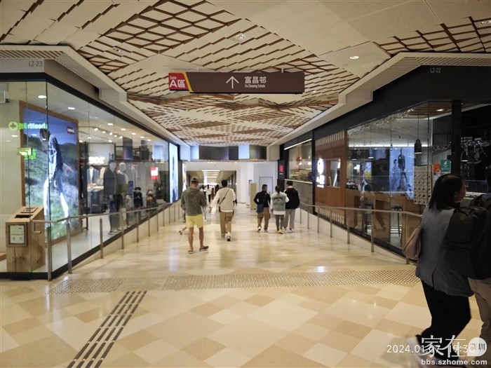 通过空中过道到街对面有更大的街市，翻风下雨都不怕，方便。