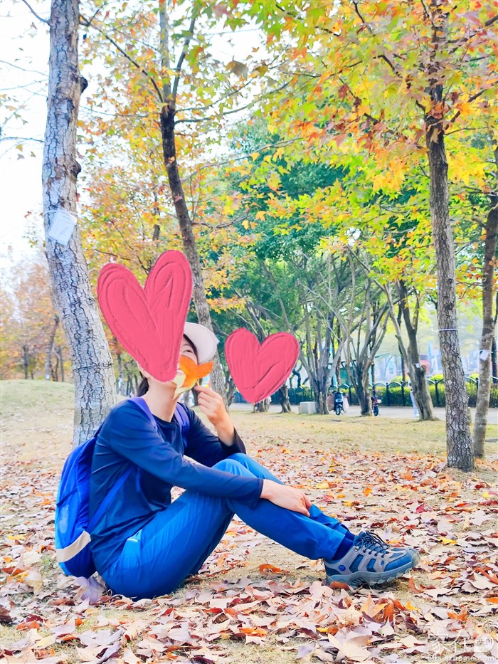 美女小伙伴说自己拍照不好看，不太愿意拍照，其实笑起来很好看。