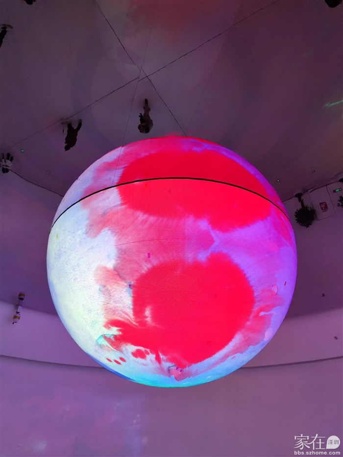 坐世界最长64米电梯2分钟直达后，印入眼帘的绚丽多彩的艺术球