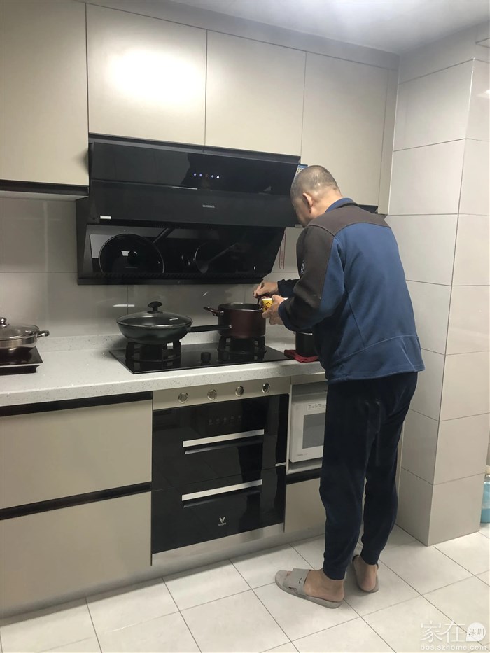 为了不串味就这样在厨房站着吃