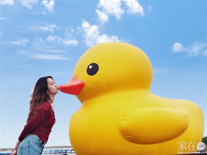 这个美女还算平易近人，我说我来帮你拍个跟大黄鸭亲吻照，她就愿意配合起来。