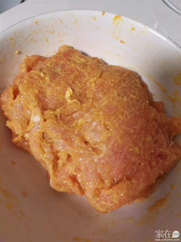 然后加入盐、白胡椒粉、一颗鸡蛋，木薯粉，搅拌均匀腌制30分钟左右