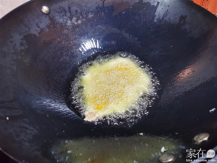 油温可用筷子测试，放入筷子冒小泡的时候就可以下猪排煎至两面金黄盛出备用