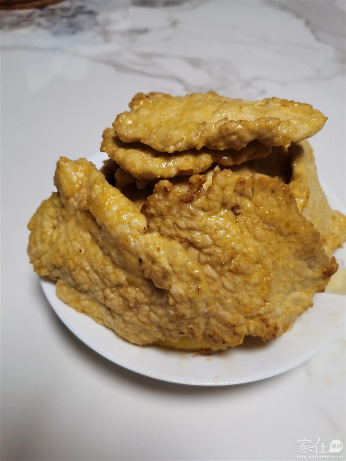 猪排煎至两面金黄盛出备用。