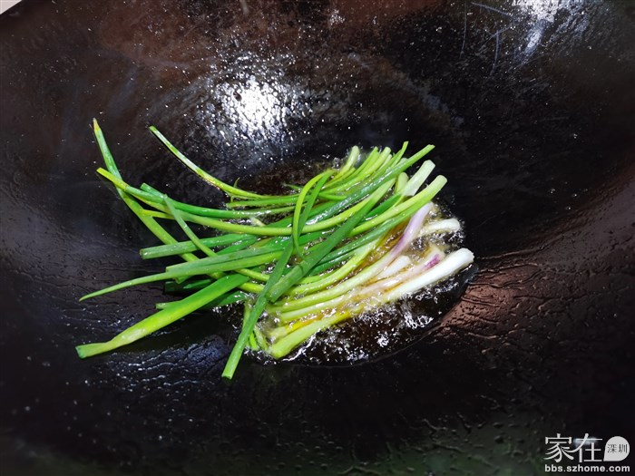 余下的油放葱炸干，葱油就是这里练成的