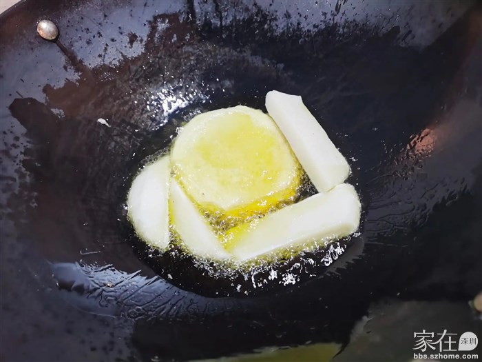 外脆内糯，裹上排骨汁，美味无比