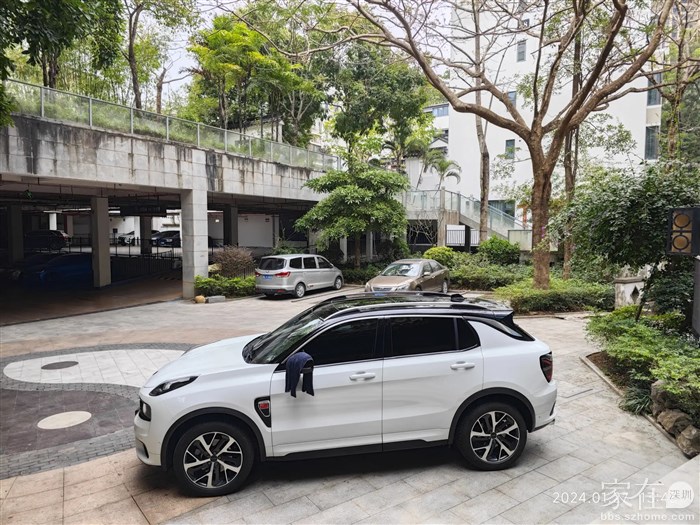 欣赏自己动手刷车的杰作