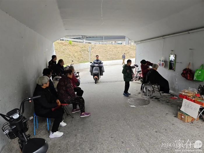 回程经过的立交桥地下10剪个发，好多人在等。