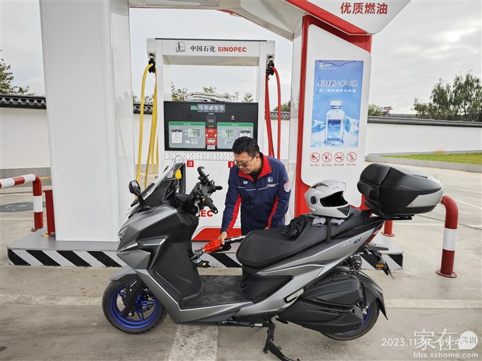 摩托车因为油箱小很难凑够整数，所以用油卡加油。