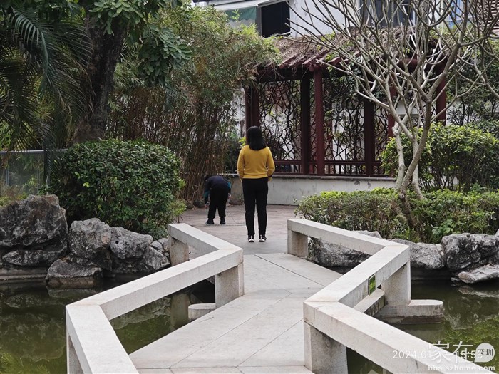 这位小朋友被老妈盯着都不好好跳绳