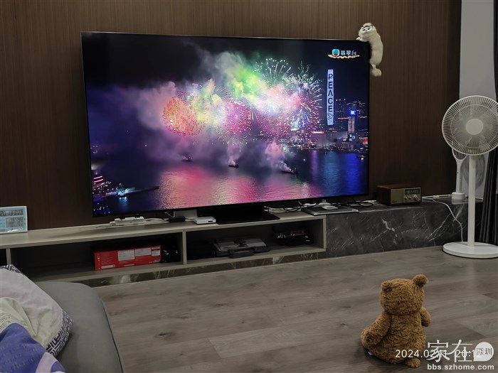 孩子让她喜欢的小熊也一起看