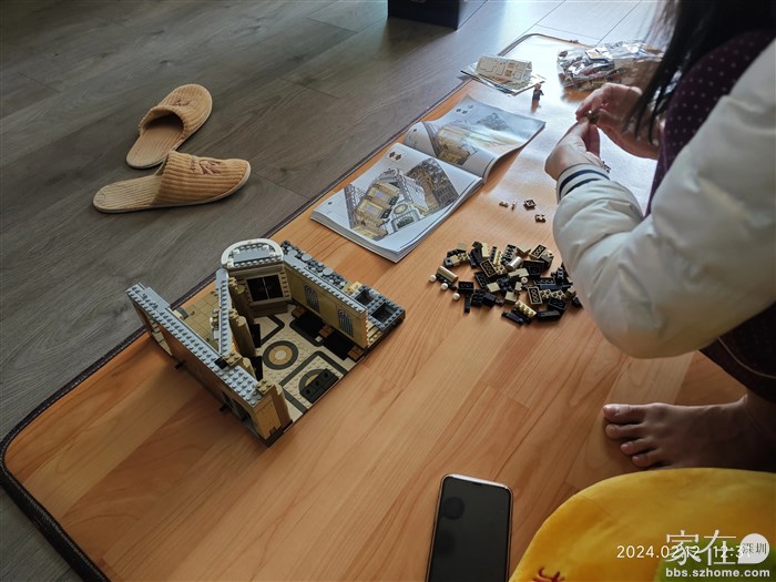 孩子努力拼完这个图