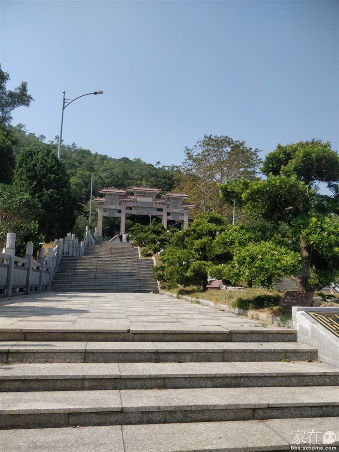 这是初一大鹏的观音山公园。没去凤凰山没去弘法寺，人没有那么夸张