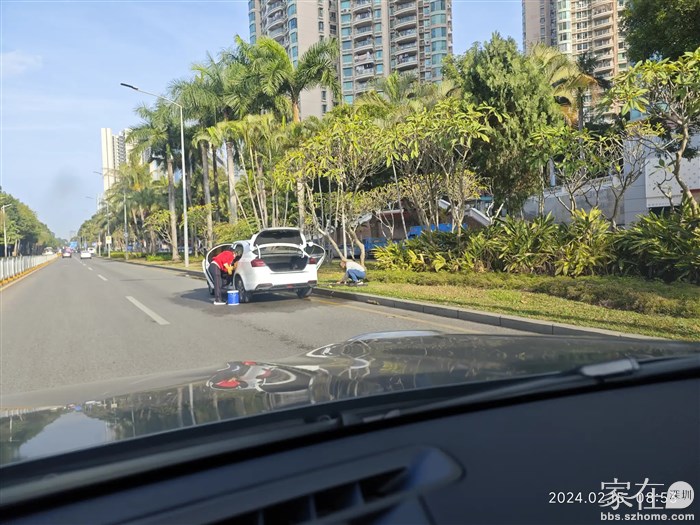 贪小便宜，利用绿化用水占用道路刷车，过份。