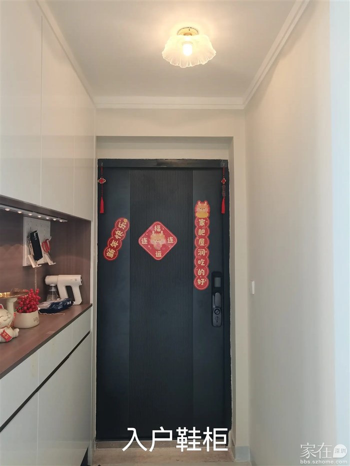 入户，利用墙壁打的鞋柜