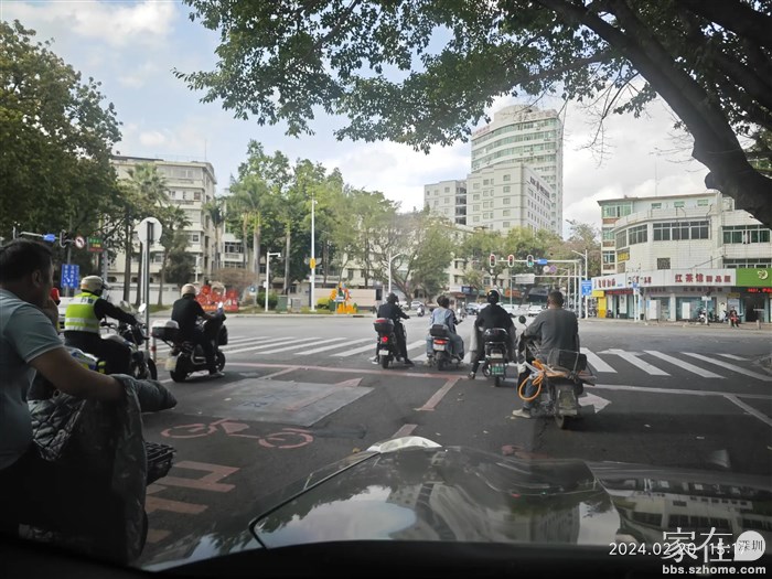 汇洲对小电驴的政策真是友好，红绿灯前都画有先让他们停车的地方。