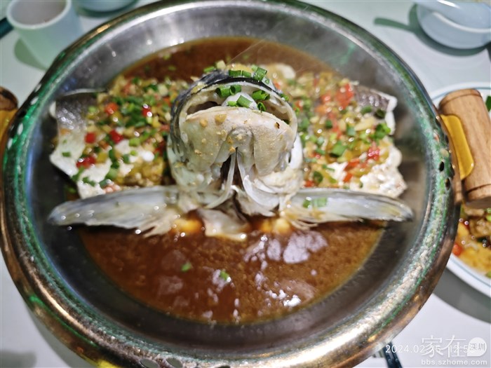 这一次找了个湖南菜馆，自然首口气剁椒鱼头。
