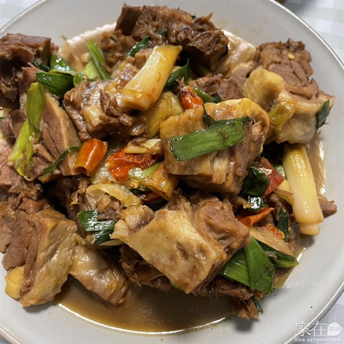 红焖羊肉，羊肉是江苏老家寄来的，老家的羊肉是拆了骨的熟羊肉