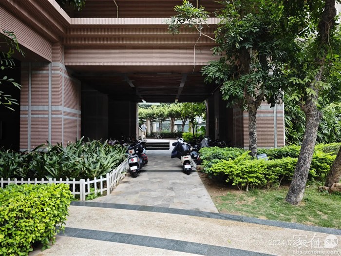 家门都没进就直接赶往派出所，知道那里没地方停车，只有走路了。