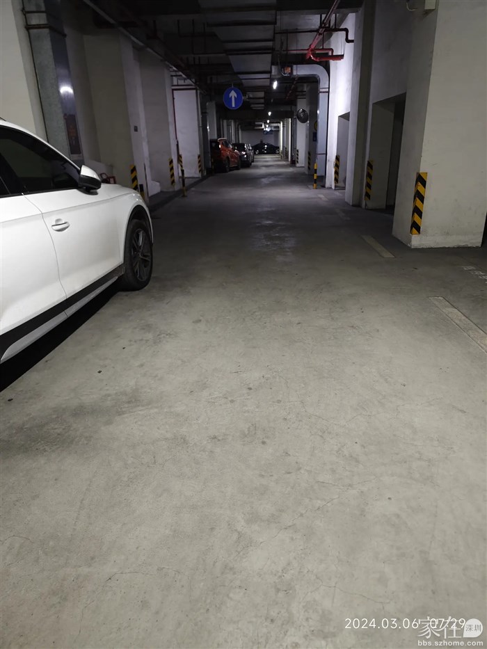 地下车库因为温度比外面空气高，就不会形成潮湿。