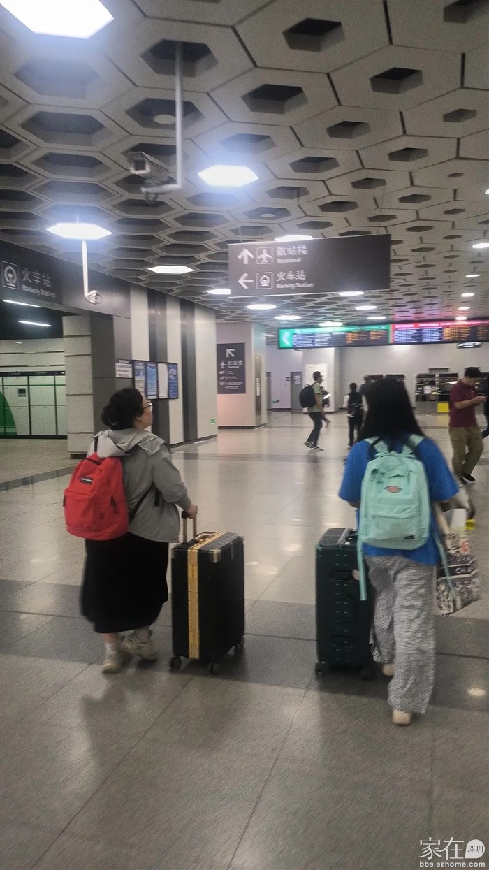 一起同行的还有两个小女孩