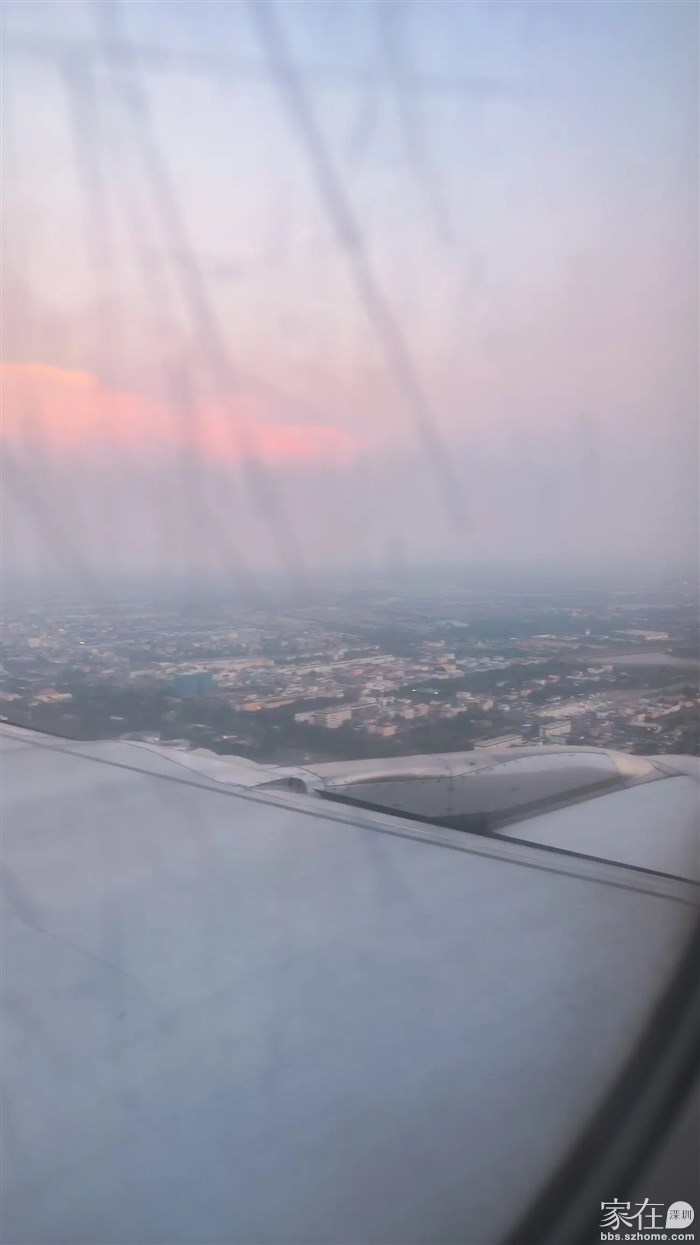 进入泰国看到的第一个印象底下都是农田，曼谷市区高楼不多