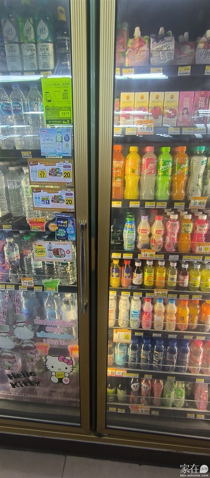 7-11超市冻柜，看的眼花缭乱的，怕买到和误喝了含有叶子成份饮料，看到说会在瓶身印有叶子图片，还没时间各种饮料包装一一看看。