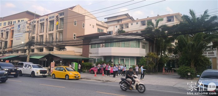 宿舍外面等车的员工，国人居多，本地人不论男女都是骑摩托或者开车，没有人在路上走