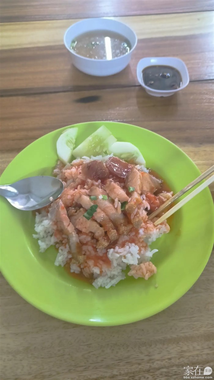 宿舍楼下沿街的快餐，50泰铢