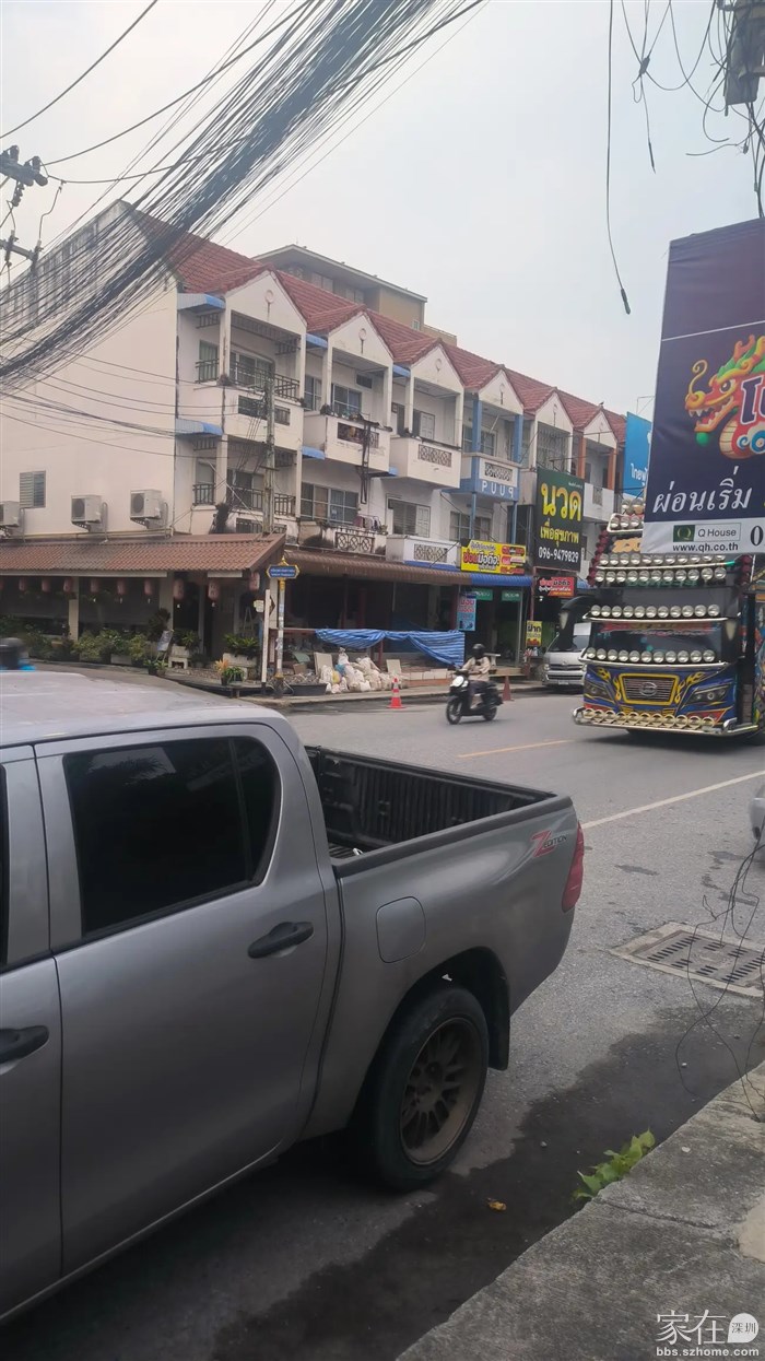 这个大巴车车灯超多，想象不到晚上上路是怎样的情况