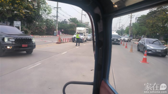 早上上班的路口没有红绿灯，靠人吹口哨指挥