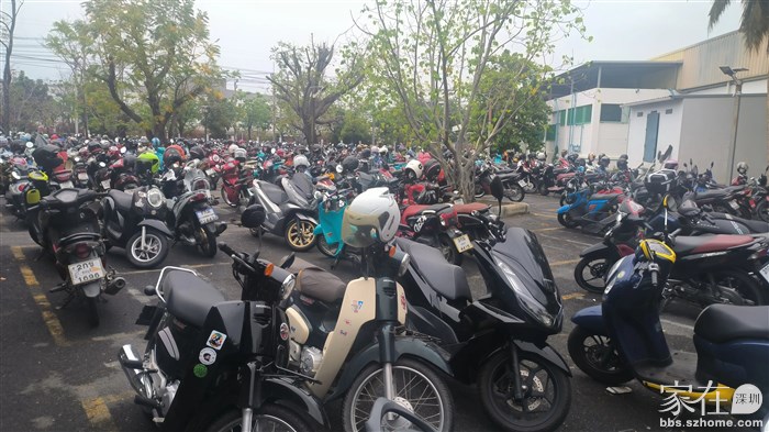 工业区饭堂员工停车场，