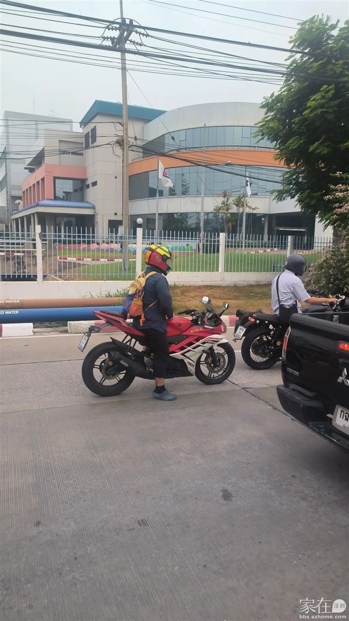 帅气的摩托车骑手