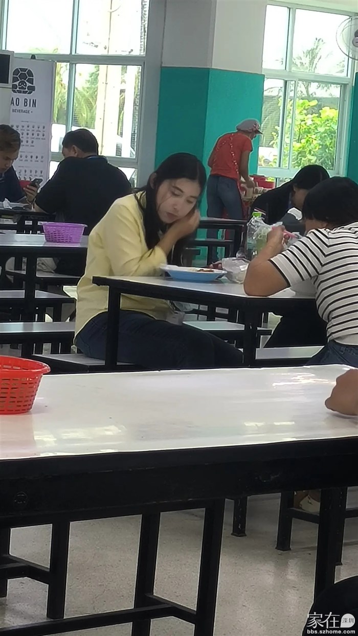 午餐在饭堂时偷拍的，拍的不好，真人素颜看着挺漂亮的