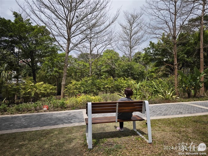 有个可背对着阳光的凳子，领导讲要晒晒太阳。