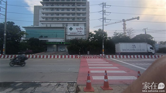 过马路没有红绿灯，需要左顾右看没车时小跑着过