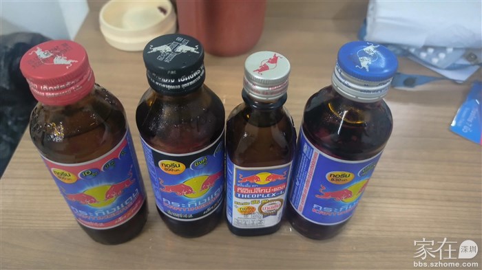 7-11店里面的玻璃瓶红牛，有银色，红色，蓝色，黑色四种不同颜色的盖子，有不同作用，价格10-12泰铢150ml，