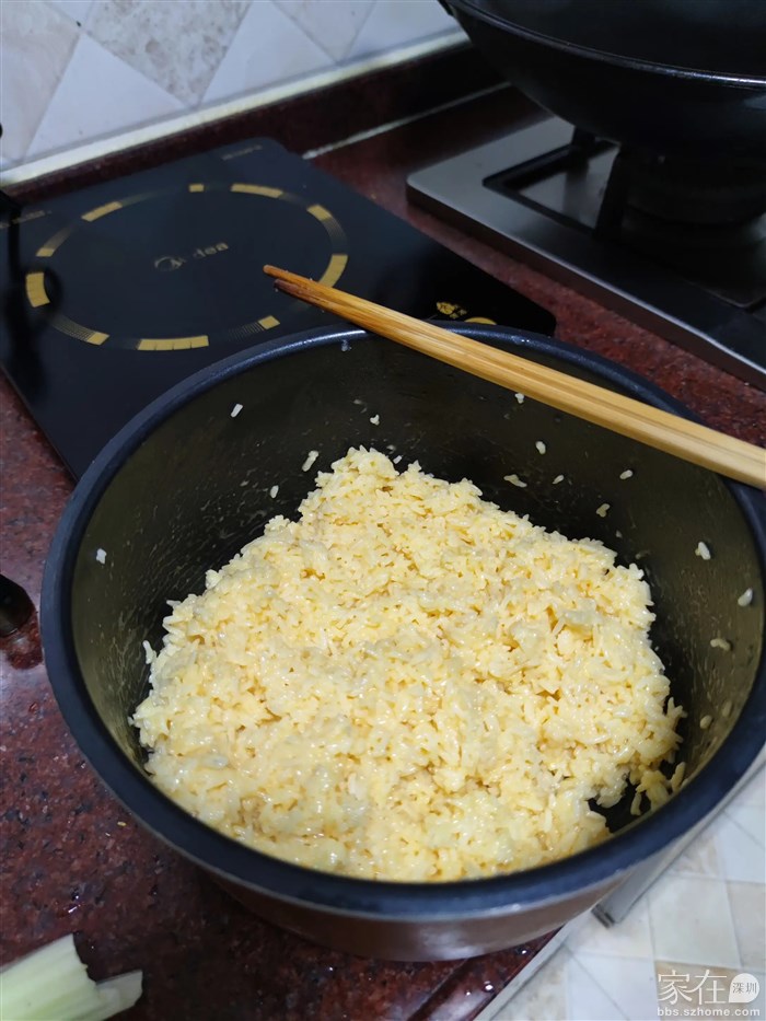 冷饭，放了四个鸡蛋，搅拌均匀，让每粒米都沾到鸡蛋液。